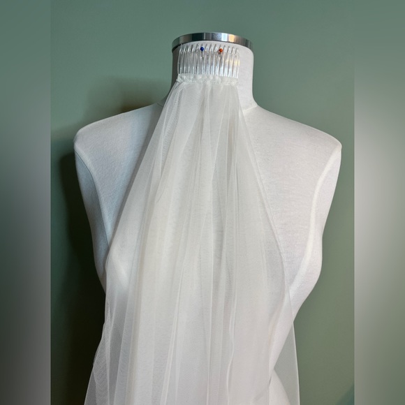 Beautiful 40 inch Italian net wedding veil with a plastic comb bridal - Picture 7 of 12